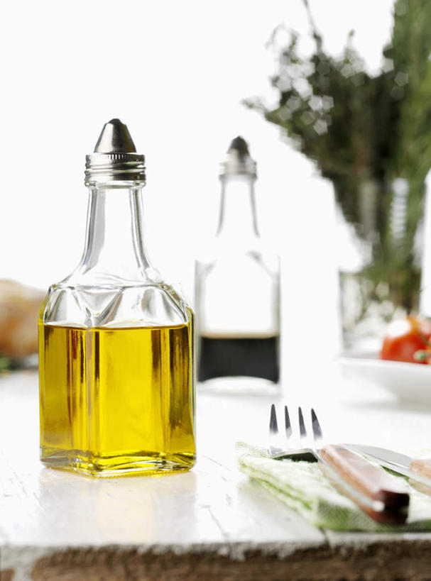 无人,竖图,俯视,室内,特写,白天,餐桌,桌子,蔬菜,餐具,叶子,阴影,朦胧,模糊,新鲜,光线,叉子,刀叉,刀子,罐子,影子,调料,食用油,橄榄油,食品,绿叶,调味品,调味料,玻璃制品,食物,玻璃瓶,瓶子,四个,嫩叶,有机食品,绿色食品,餐台,餐刀,餐叉,陈醋,叶,叶片,进餐用具,彩图,高角度拍摄