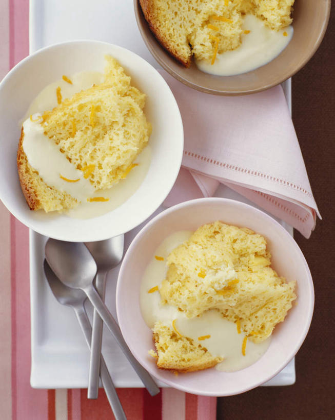 点心,牛奶,无人,竖图,俯视,室内,特写,白天,下午茶,餐桌,桌子,餐具,阴影,光线,碟子,盘,影子,勺子,食品,饮品,营养,酸奶,食物,糕点,饮料,黄色,盘子,调羹,碟,汤匙,餐台,乳制品,奶,发酵,优格,优酪乳,彩图,高角度拍摄,蛋糕