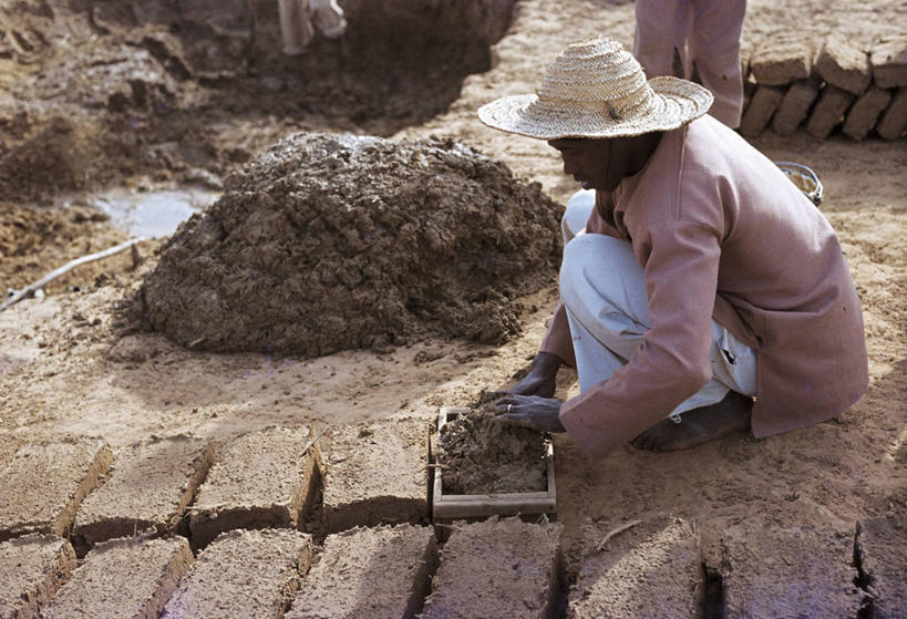 西方人,中年人,一个人,蹲,横图,室外,白天,侧面,帽子,欧洲,非洲,布基纳法索,黑人,欧洲人,仅一个男性,仅一个人,仅一个中年男性,草帽,砖,泥土,图像,休闲装,衣服,做,职业,概念,摄影,泥,主题,手艺,视角,建筑材料,工匠,构图,西非,技能,男人,男性,中年男性,非洲人,彩图,旅行,时空