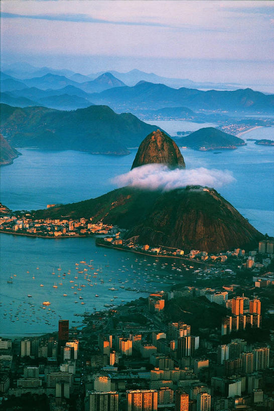 无人,竖图,室外,白天,度假,美景,雾,城市风光,城市,巴西,景观,城镇,图像,娱乐,享受,休闲,景色,南美,放松,摄影,岩层,主题,美洲,里约热内卢,里约热内卢州,构图,甜面包山,自然地理,岩石,彩图,时空