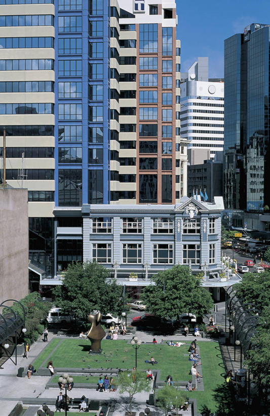 成年人,人群,公园,站,坐,竖图,俯视,室外,白天,植物,城市,建筑,路,汽车,新西兰,云,城镇,机动车,首都,许多人,图像,休闲装,车,草,树,衣服,蓝色,绿色,天空,交通工具,一群人,概念,运输,摄影,人造,都市风光,载具,主题,大洋洲,自然现象,视角,澳大拉西亚,纽西兰,构图,长白云之乡,惠灵顿,男人,男性,女人,女性,彩图,高角度拍摄,旅行,时空