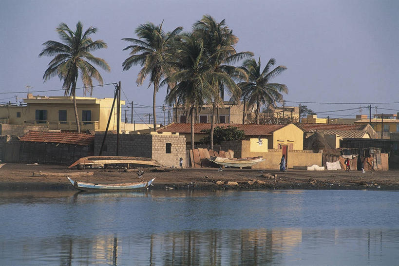 成年人,三个人,码头,站,横图,室外,白天,港口,建筑,船,棕榈树,非洲,塞内加尔,朦胧,模糊,反射,图像,蓝色,天空,运输,摄影,年龄,人造,主题,万里无云,密苏里,构图,西非,圣路易,彩图,旅行,摆渡口,埠头,渡口,渡头,港湾,海港,货运码头,口岸,商港,时空