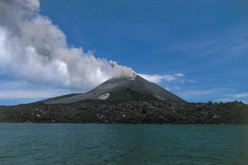 无人,横图,室外,白天,旅游,度假,火山,河流,美景,山,印度尼西亚,波纹,景观,流水,云,图像,娱乐,风景,天空,自然,享受,休闲,烟,景色,放松,摄影,灰,自然风光,主题,爆发,自然现象,野地,地貌,构图,地质学,爪哇,自然地理,活火山,彩图,旅行,喀拉喀托火山,时空,发光二级管