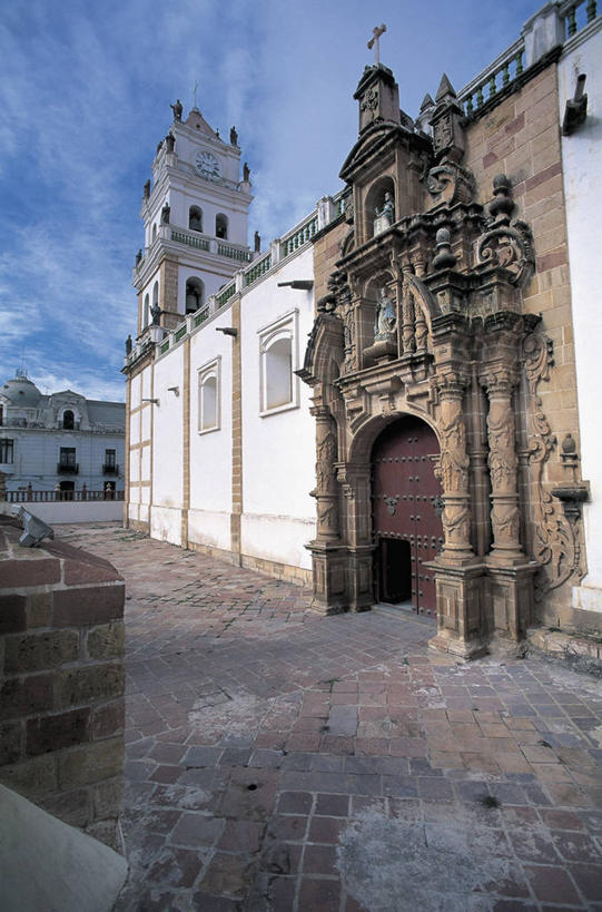 无人,教堂,竖图,室外,白天,城市,建筑,街道,雕塑,玻利维亚,十字形,形状,雕像,云,酒类,首都,图像,酒,饮料,天空,南美,摄影,宗教,人造,基督教,拉丁美洲,主题,美洲,自然现象,蒸馏酒,烈酒,构图,灵性,彩图,旅行,大教堂,苏克雷,时空