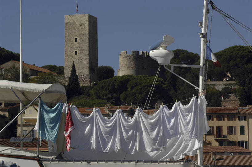 无人,横图,室外,白天,城市,建筑,法国,欧洲,戛纳,吊挂,悬挂,塔,挂,历史,洗衣服,天空,晾衣服,摄影,普罗旺斯,地中海文化,滨海阿尔卑斯,烘干,彩图,过去