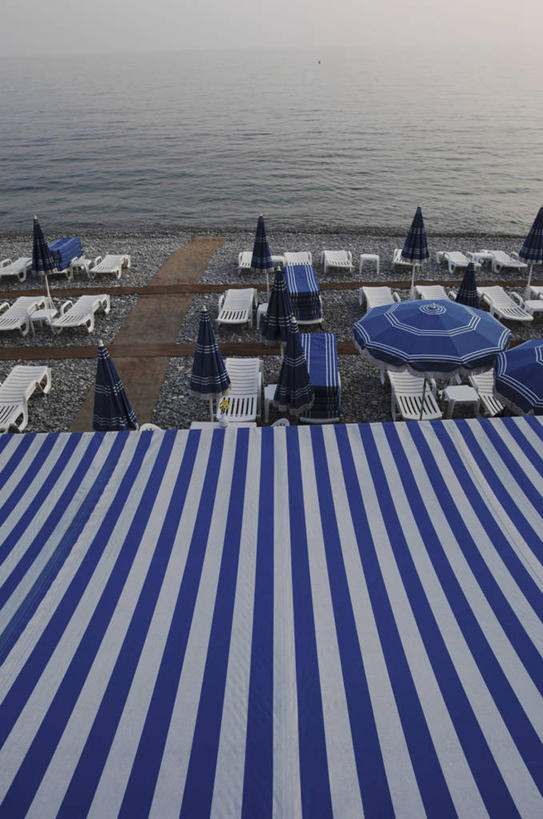 无人,竖图,俯视,室外,白天,度假,水,法国,欧洲,条纹,伞,水平线,自然,摄影,普罗旺斯,地中海文化,滨海阿尔卑斯,海滩,休闲活动,彩图,高角度拍摄