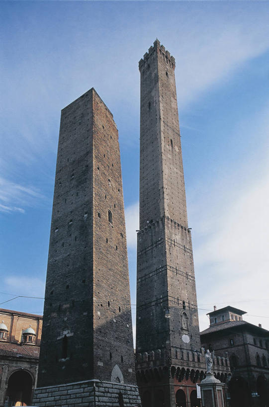 无人,竖图,室外,白天,仰视,城市,建筑,意大利,欧洲,阴影,云,塔,摄影,地中海文化,南欧,意大利文化,意大利共和国,博洛尼亚,艾米利亚.罗马涅,艾米利亚.罗马涅大区,彩图,低角度拍摄