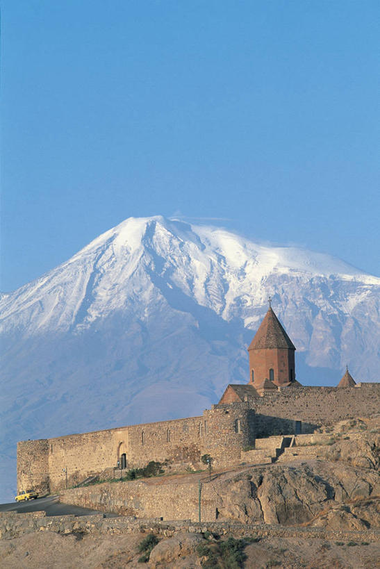 无人,竖图,室外,白天,山,雪山,建筑,亚美尼亚,亚洲,塔,蓝色,自然,地标建筑,摄影,宗教,宁静,修道院,万里无云,前苏联,彩图,独联体