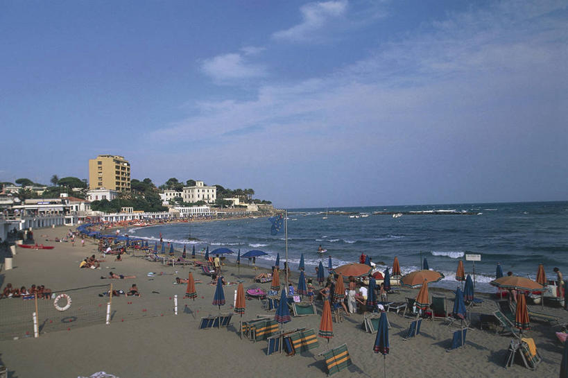 横图,室外,白天,度假,水,建筑,意大利,欧洲,伞,沙子,雨伞,遮阳伞,长椅,云,许多人,阳伞,天空,一群人,摄影,太阳伞,地中海文化,意大利文化,海滩,休闲活动,彩图