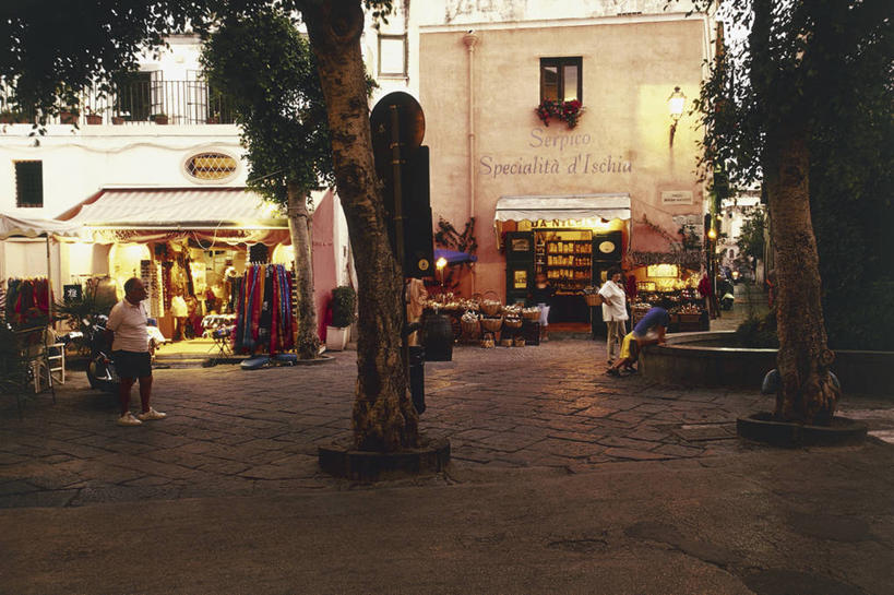 横图,室外,夜晚,城市,建筑,意大利,欧洲,五个人,朦胧,模糊,灯笼,岛,树,摄影,照亮,地中海文化,意大利文化,坎帕尼亚,彩图,伊斯基亚岛