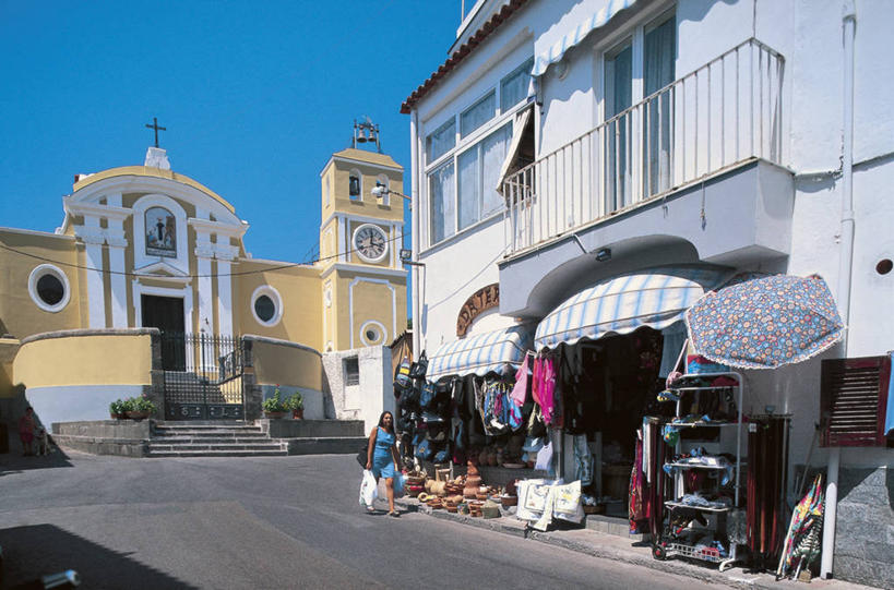 一个人,商店,教堂,横图,室外,白天,建筑,街道,路,意大利,欧洲,仅一个女性,朦胧,模糊,岛,摄影,宗教,基督教,宗教建筑,地中海文化,意大利文化,坎帕尼亚,灵性,彩图,伊斯基亚岛