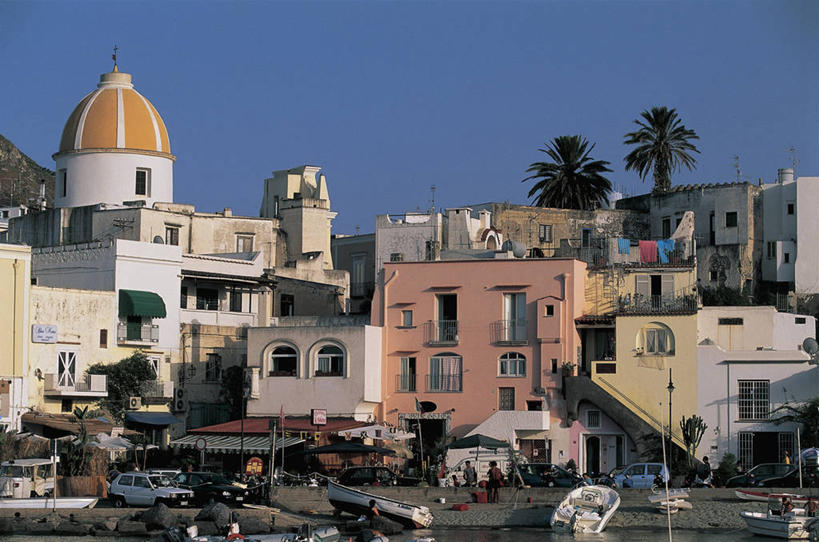 两个人,横图,室外,白天,海洋,城市,建筑,船,汽车,意大利,欧洲,朦胧,模糊,岛,城镇,车,树,蓝色,交通工具,运输,摄影,地中海文化,载具,意大利文化,万里无云,坎帕尼亚,海滩,彩图,旅行,伊斯基亚岛