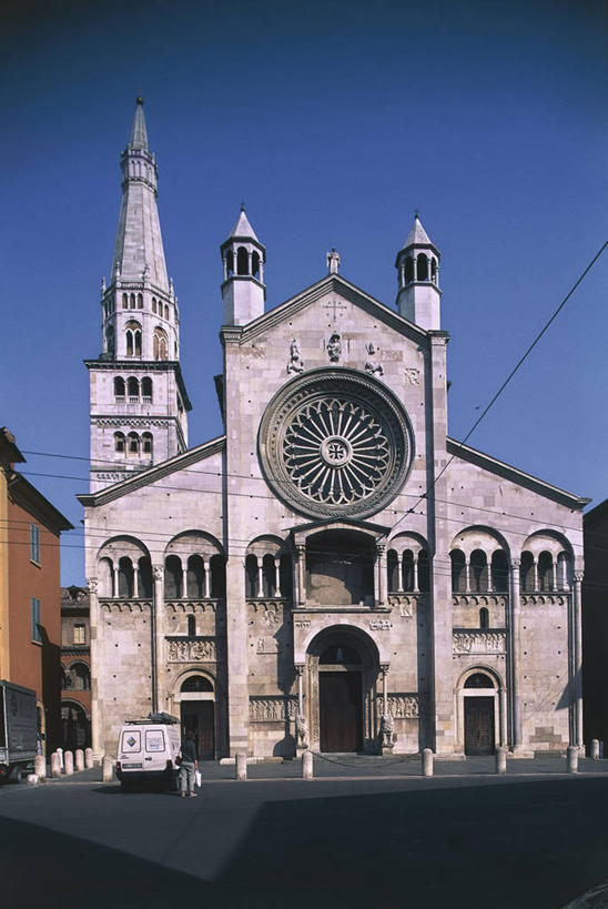 无人,竖图,室外,白天,城市,建筑,路,意大利,欧洲,节日,圆形,拱门,文化,天空,祈祷,健康,电话线,许愿,摄影,宗教,信仰,纪念,祈求,基督教,宗教建筑,地中海文化,南欧,天主教,意大利文化,万里无云,意大利共和国,摩德纳,灵性,艾米利亚.罗马涅,艾米利亚.罗马涅大区,平安,彩图,大教堂,电力线