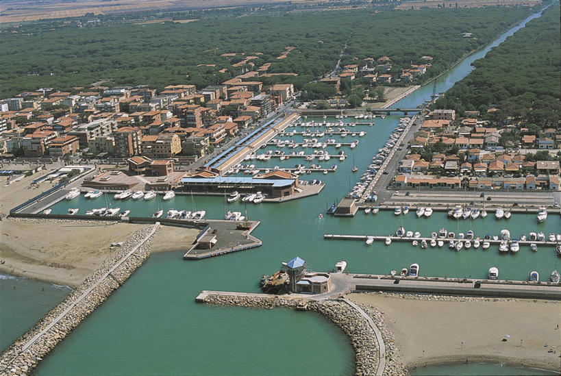 无人,码头,横图,俯视,航拍,室外,白天,度假,美景,森林,水,城市风光,城市,建筑,船,意大利,欧洲,停靠,地形,景观,娱乐,树,风景,自然,享受,休闲,景色,放松,运输,摄影,鸟瞰,地中海文化,停泊,意大利文化,托斯卡纳区,游艇码头,彩图,高角度拍摄,海港