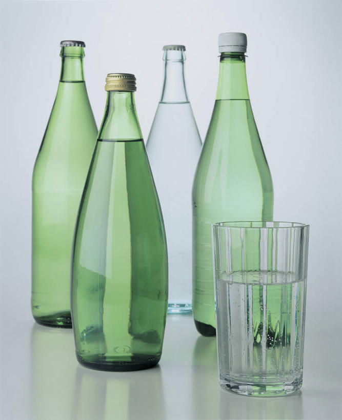 无人,竖图,室内,特写,桌子,静物,五个,许多,反射,液体,水瓶,饮用水,饮食,饮料,绿色,瓶子,半满,摄影,矿物质,玻璃杯,彩图,影棚拍摄