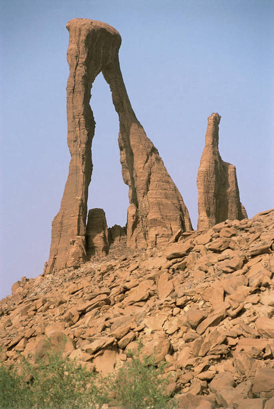 无人,竖图,室外,白天,仰视,旅游,度假,美景,山,非洲,乍得,景观,娱乐,自然,享受,休闲,景色,放松,摄影,岩层,自然风光,万里无云,地质学,自然地理,岩石,彩图,低角度拍摄