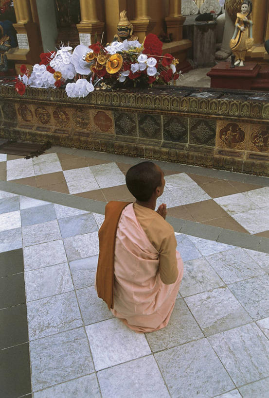 成年人,秃头,一个人,蹲,竖图,室外,白天,建筑,雕塑,缅甸,亚洲,仅一个男性,雕像,柱子,地面,首都,宝塔,花,背面,衣服,地标建筑,祈祷,瑜珈,摄影,宗教,东南亚,佛教,砖地,神殿,宗教建筑,宗教服装,缅甸联邦,瑞德贡大金塔,仰光大金塔,仰光大金寺,雪德宫大金塔,大金塔,灵性,印度支那,瑞大光塔,瑞光大金塔,男人,男性,发型,光头,无发,僧侣,彩图,传统服装,旅行,祈祷式,仰光,雪达根大金寺
