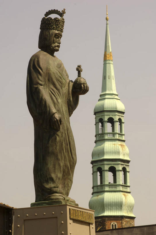 无人,竖图,室外,白天,仰视,城市,建筑,雕塑,德国,欧洲,标志,雕像,符号,城镇,塔,尖顶,汉堡,标识,天空,摄影,皇帝,都市风光,中欧,性别符号,彩图,低角度拍摄,旅行,男性符号