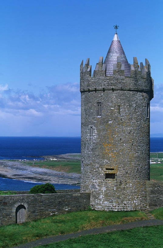 无人,竖图,室外,白天,旅游,度假,安全,海洋,美景,水,建筑,爱尔兰,城堡,房屋,地平线,海岸线,景观,水平线,云,围墙,小路,塔,历史,娱乐,石墙,草,风景,天空,自然,地标建筑,享受,休闲,景色,放松,摄影,住房,要塞,自然风光,北欧,欧洲文化,芒斯特省,爱尔兰共和国,克莱尔郡,彩图,巴伦,爱尔兰文化