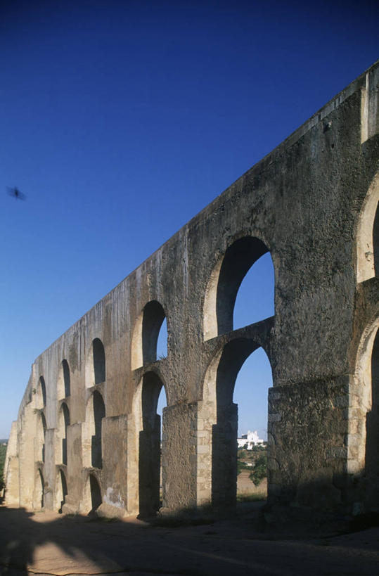 无人,竖图,室外,白天,旅游,度假,美景,建筑,日光,葡萄牙,欧洲,景观,拱门,沟渠,历史,娱乐,废墟,自然,享受,休闲,景色,放松,摄影,自然风光,万里无云,古代文明,古代史,阿连特茹,彩图,过去,波塔莱格里