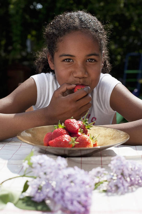 儿童,手,一个人,坐,微笑,竖图,室外,特写,白天,正面,纯洁,美景,植物,桌子,草莓,礼物,水果,英国,仅一个女性,仅一个人,咬,景观,生食,拿着,休闲装,饮食,小孩,自然,碗,夏天,仅一个小孩,果盘,景色,可爱,童年,童趣,人体,摄影,清新,自然风光,肖像,童真,烂漫,无邪,健康食物,天真,女孩,女人,女性,孩子,彩图,女生,对焦