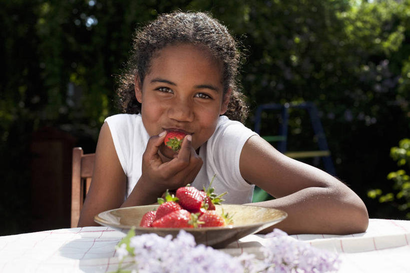 儿童,手,一个人,坐,微笑,横图,室外,特写,白天,正面,纯洁,美景,植物,桌子,草莓,礼物,水果,英国,仅一个女性,仅一个人,咬,景观,生食,拿着,休闲装,饮食,小孩,自然,碗,夏天,仅一个小孩,果盘,景色,可爱,童年,童趣,人体,摄影,清新,自然风光,肖像,童真,烂漫,无邪,健康食物,天真,女孩,女人,女性,孩子,彩图,女生,对焦