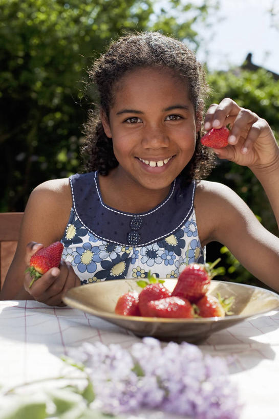 儿童,手,一个人,坐,微笑,竖图,室外,特写,白天,正面,纯洁,美景,植物,桌子,草莓,礼物,水果,英国,仅一个女性,仅一个人,景观,生食,拿着,饮食,小孩,自然,碗,夏天,仅一个小孩,果盘,景色,可爱,童年,童趣,人体,摄影,清新,自然风光,肖像,童真,烂漫,无邪,健康食物,天真,女孩,女人,女性,孩子,彩图,女生