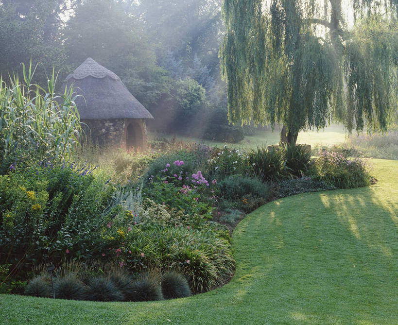 无人,家,横图,室外,白天,植物,柳树,日光,花坛,房屋,屋顶,屋子,草屋,图像,顶棚,垂柳,住宅,花,茅草屋,夏天,生物,季节,摄影,主题,逆光,构图,彩图,房子,茅舍,茅屋,小屋,时空