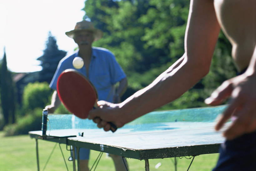 成年人,中年人,老年人,两个人,横图,室外,白天,乒乓球拍,图像,裸露,球,夏天,概念,季节,摄影,部分,享乐,焦点,体育器械,主题,裸,柔焦,构图,乒乓球,老年男性,男人,中年男性,休闲活动,彩图,时空