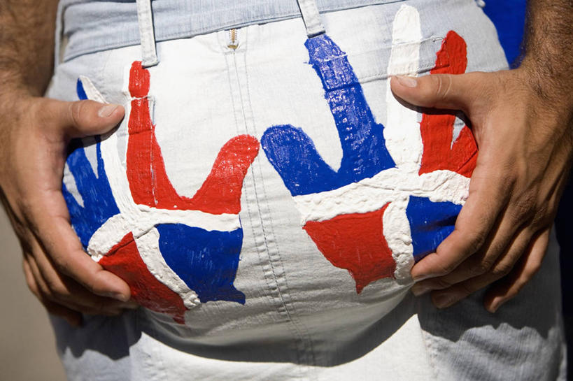 成年人,手,臀部,两个人,站,横图,室外,特写,白天,裙子,性感,热情,形状,图像,休闲装,背面,衣服,概念,躯干,人体,摄影,部分,手印,视角,恶作剧,构图,男人,男性,女人,女性,外衣,彩图,时空