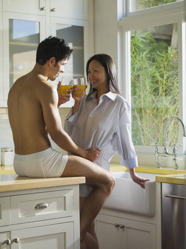 果汁,西方人,成年人,中年人,两个人,丈夫,妻子,站,坐,笑,微笑,露齿笑,竖图,室内,白天,正面,性感,快乐,满意,幸福,厨房,窗户,抽屉,欧洲,欧洲人,喝,连接,内衣,反射,水龙头,灶台,饮品,浪漫,拿着,饮食,饮料,背面,亲昵,面对面,调情,诱惑,摄影,生活方式,早晨,可口,清新,东亚人,适口,异性恋,尤物,年轻男性,中年女性,白种人,亚洲人,年轻人,长发,玻璃杯,彩图,爱,伴侣,厨房水槽