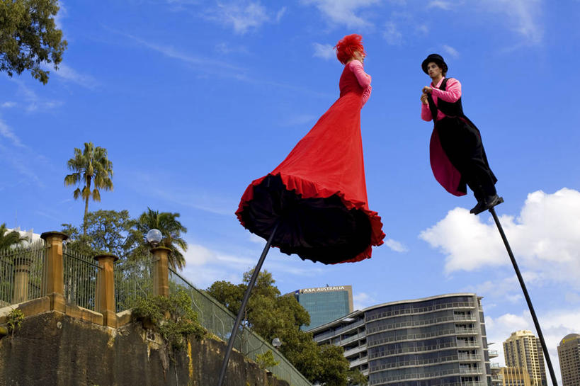 西方人,两个人,同事,高楼大厦,站,横图,室外,白天,仰视,裙子,成功,合作,团队,集体,信心,植物,大厦,建筑,摩天大楼,棕榈树,叶子,欧洲,悉尼歌剧院,澳大利亚,欧洲人,阴影,连衣裙,服装,光线,影子,云,云朵,绿叶,歌剧院,云彩,注视,队伍,相视,树,树木,衣服,蓝色,绿色,白云,蓝天,天空,阳光,自然,天,观察,看,站着,面对面,嫩叶,服饰,生长,晴朗,成长,观看,对视,察看,领导,互视,衣着,成就,穿着,关注,大洋洲,悉尼,相对,澳洲,表演服,合伙,领袖,演出服,棕榈叶,南方大陆,相看,首府,澳大利亚联邦,雪梨,新州,衣饰,新南威尔士,新南威尔士州,道具服,男人,男性,年轻男性,年轻女性,女人,女性,白种人,叶,叶片,晴空,棕树,棕榈,站立,彩图,低角度拍摄,全身,大楼,高层建筑,高楼,摩天楼