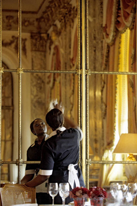 西方人,一个人,服务员,宾馆,站,举,竖图,室内,白天,工作服,制服,镜子,台灯,酒店,杯子,纺织品,照明,法国,巴黎,欧洲,非洲,黑人,欧洲人,仅一个年轻女性,仅一个女性,仅一个人,擦,抚摸,握,阴影,装饰,盛开,反射,布,高脚杯,影子,灯光,织物,红酒杯,首都,花蕾,注视,抹布,玻璃制品,灯,花,花瓣,花朵,鲜花,背面,酒杯,灯具,花苞,花蕊,观察,看,托,站着,擦拭,握着,观看,华丽,修饰,旅社,照亮,点缀,镜像,察看,镜面,葡萄酒杯,照明设备,西欧,关注,法兰西,法兰西共和国,衬托,美观,雅致,雅观,法兰西第五共和国,工作制服,法兰西岛,法兰西岛大区,揩擦,拭,年轻女性,女人,女性,非洲人,服务生,侍者,玻璃杯,举起,举手,举着,向上举,向上伸,向上托,站立,半身,彩图,工作套服,客店,客栈,旅店,旅馆,巴黎省,巴黎市,商旅,轻抚