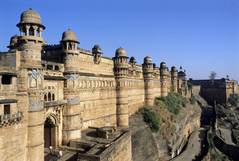 无人,家,横图,室外,白天,正面,旅游,度假,名胜古迹,植物,标志建筑,地标,建筑,印度,亚洲,阴影,遗迹,光线,影子,堡垒,城堡,房屋,屋子,古迹,文物,娱乐,建设,古建筑,楼房,住宅,树,树木,蓝色,绿色,蓝天,天空,阳光,自然,天,享受,休闲,旅游胜地,放松,生长,晴朗,成长,要塞,南亚,古文明,万里无云,印度共和国,设防,中央邦,瓜廖尔,晴空,晴空万里,彩图,房子,瓜廖尔专区