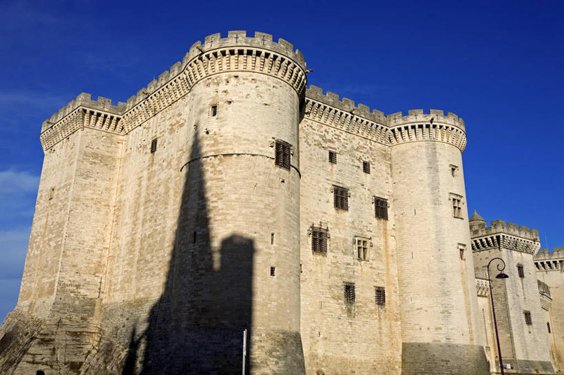 无人,家,横图,室外,白天,仰视,旅游,度假,名胜古迹,标志建筑,地标,建筑,法国,欧洲,阴影,遗迹,光线,影子,堡垒,城堡,房屋,墙,屋子,云,云朵,云彩,古迹,文物,娱乐,建设,古建筑,楼房,墙壁,墙面,住宅,蓝色,白云,蓝天,天空,阳光,天,享受,休闲,旅游胜地,放松,晴朗,西欧,要塞,法兰西,古文明,法兰西共和国,法兰西第五共和国,普罗旺斯.阿尔卑斯.蓝色海岸,普罗旺斯.阿尔卑斯.蓝色海岸大区,设防,罗讷河口省,罗讷河口,晴空,彩图,低角度拍摄,房子,塔拉斯孔