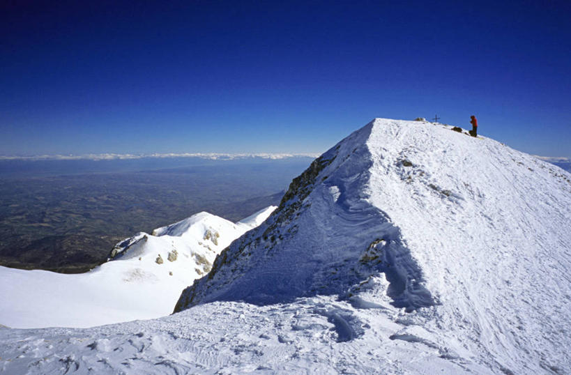 西方人,一个人,站,横图,室外,白天,正面,旅游,度假,美景,山,雪,雪山,大雪,意大利,欧洲,欧洲人,仅一个男性,仅一个人,阴影,服装,光线,影子,冰,积雪,景观,山顶,山峰,雪景,冬季,冬天,山峦,休闲装,娱乐,仅一个年轻男性,衣服,蓝色,蓝天,天空,阳光,自然,天,站着,享受,休闲,休闲服,景色,放松,寒冷,服饰,晴朗,冰冷,南欧,自然风光,万里无云,意大利共和国,严寒,冰凉,酷寒,凛冽,凛凛,极冷,颠峰,极峰,阿布鲁佐,阿布鲁佐大区,男人,男性,年轻男性,白种人,晴空,晴空万里,站立,彩图,全身