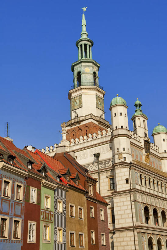 无人,家,竖图,室外,白天,仰视,旅游,度假,名胜古迹,窗户,标志建筑,地标,建筑,欧洲,波兰,阴影,遗迹,时间,光线,时钟,影子,房屋,墙,屋子,公寓,计时,古迹,文物,娱乐,建设,古建筑,洋房,楼房,玻璃窗,墙壁,墙面,住宅,蓝色,蓝天,天空,阳光,钟表,天,享受,休闲,表,旅游胜地,放松,晴朗,古文明,中欧,万里无云,首府,塔钟,波兰共和国,波兹南,波兹南省,钟,晴空,晴空万里,彩图,低角度拍摄,房子