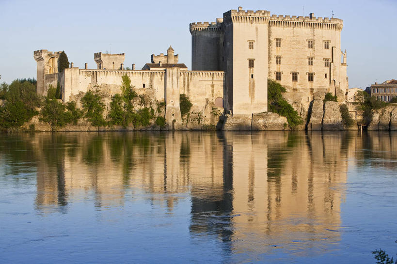 无人,家,横图,室外,白天,正面,旅游,度假,河流,名胜古迹,水,植物,标志建筑,地标,建筑,法国,欧洲,阴影,波纹,遗迹,光线,影子,堡垒,城堡,房屋,墙,屋子,河水,水流,涟漪,古迹,文物,娱乐,建设,古建筑,楼房,墙壁,墙面,住宅,树,树木,蓝色,绿色,倒影,蓝天,水纹,天空,阳光,自然,波浪,天,享受,休闲,旅游胜地,放松,生长,晴朗,成长,倒映,西欧,要塞,法兰西,古文明,万里无云,法兰西共和国,水晕,法兰西第五共和国,反照,普罗旺斯.阿尔卑斯.蓝色海岸,普罗旺斯.阿尔卑斯.蓝色海岸大区,设防,罗讷河口省,罗讷河口,晴空,晴空万里,彩图,房子,塔拉斯孔