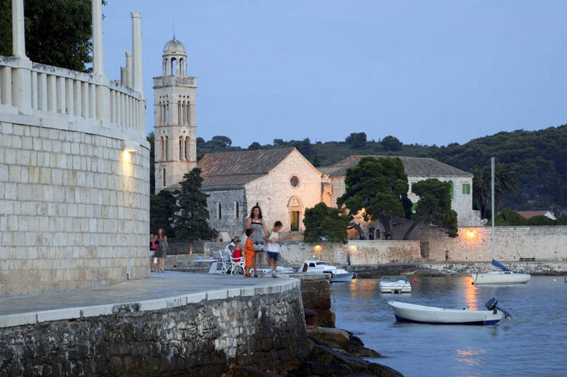 无人,家,码头,横图,室外,夜晚,正面,旅游,度假,海浪,海洋,美景,植物,城市风光,城市,港口,建筑,路灯,轮船,船,照明,欧洲,克罗地亚,阴影,光线,影子,房屋,屋子,景观,浪花,公寓,灯光,娱乐,建设,洋房,楼房,住宅,灯,树,树木,蓝色,绿色,蓝天,天空,自然,海水,交通工具,天,享受,休闲,景色,放松,生长,成长,照亮,照明设备,地中海,载具,海景,克罗地亚共和国,亚得里亚海,赫瓦尔岛,斯普利特.达尔马提亚县,大海,风浪,海,海水的波动,近岸浪,涌浪,彩图,房子,摆渡口,埠头,渡口,渡头,港湾,海港,货运码头,口岸,商港,斯普利特.达尔马提亚,赫瓦尔