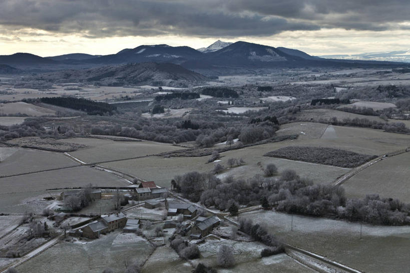 无人,横图,俯视,航拍,室外,白天,旅游,度假,石头,美景,山,山脉,植物,法国,欧洲,石子,景观,山顶,山峰,乌云,云,阴天,云朵,山峦,云彩,娱乐,树,树木,绿色,天空,自然,群山,天,享受,休闲,景色,放松,生长,成长,昏暗,阴沉,西欧,鸟瞰,法兰西,自然风光,法兰西共和国,法兰西第五共和国,颠峰,极峰,奥弗涅,奥弗涅大区,多姆山,石块,岩石,彩图,高角度拍摄