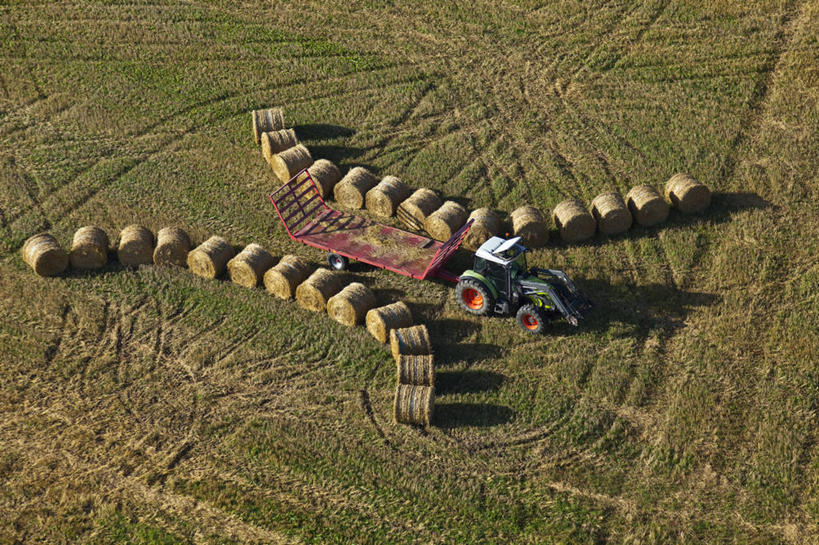无人,农田,横图,俯视,航拍,室外,白天,旅游,度假,农业,庄稼,农作物,小麦,美景,汽车,法国,欧洲,一辆,收成,阴影,光线,影子,景观,谷物,干草,麦田,娱乐,车,阳光,自然,草垛,交通工具,享受,休闲,机械,景色,放松,麦子,收获,西欧,鸟瞰,法兰西,自然风光,载具,拖拉机,法兰西共和国,法兰西第五共和国,交通运输,农用机械,劳绩,奥弗涅,奥弗涅大区,干草垛,多姆山,彩图,高角度拍摄,耕地,庄稼田