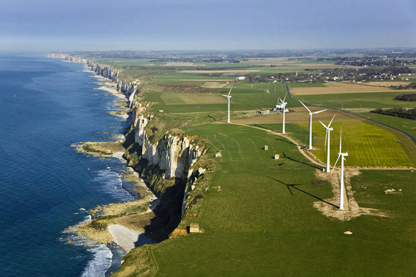 无人,横图,俯视,航拍,室外,白天,旅游,度假,农业,风能,风力发电机,草地,草坪,海浪,海洋,石头,美景,植物,风车,法国,欧洲,阴影,环保,电力,光线,石子,影子,景观,浪花,水平线,悬崖,辽阔,海平线,娱乐,设备,草,树,树木,蓝色,绿色,蓝天,天空,阳光,自然,海水,天,享受,休闲,广阔,发电,机械,景色,放松,工业,生长,能源,晴朗,成长,一望无际,资源,风力机,西欧,鸟瞰,法兰西,自然风光,海景,利用,低碳,万里无云,法兰西共和国,法兰西第五共和国,绝壁,无边无际,一马平川,上诺曼底,上诺曼底大区,滨海塞纳省,费康,风力发电,风力涡轮机,大海,风浪,海,海水的波动,近岸浪,石块,岩石,涌浪,晴空,晴空万里,彩图,高角度拍摄,水天相接,水天一线