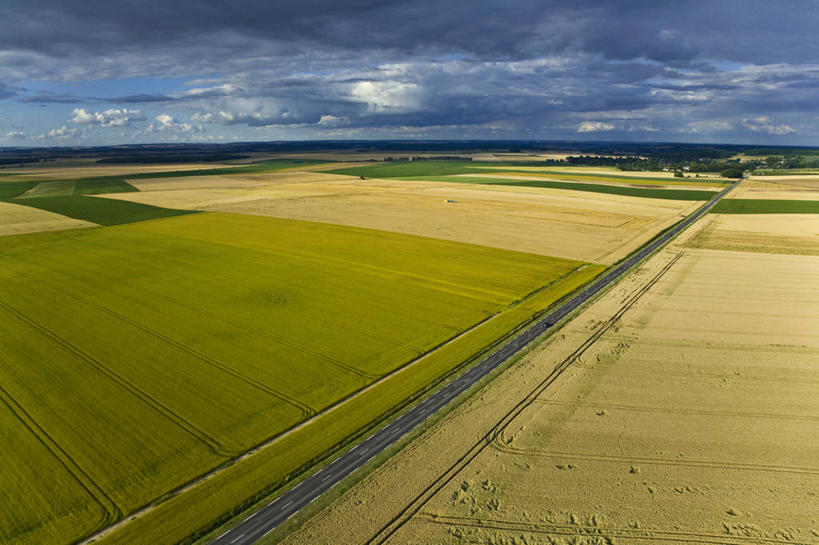 无人,农田,横图,俯视,航拍,室外,白天,旅游,度假,庄稼,农作物,草地,草坪,美景,植物,法国,欧洲,阴影,光线,影子,地平线,景观,云,云朵,辽阔,地面,云彩,娱乐,草,树,树木,蓝色,绿色,白云,蓝天,天空,阳光,自然,天,享受,休闲,广阔,景色,放松,生长,晴朗,成长,一望无际,西欧,鸟瞰,法兰西,自然风光,延伸,法兰西共和国,天地相交,法兰西第五共和国,无边无际,一马平川,上诺曼底,上诺曼底大区,晴空,彩图,高角度拍摄,耕地,庄稼田,厄尔省,韦斯利
