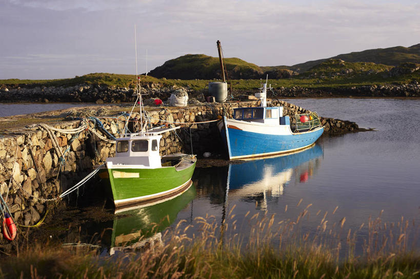 无人,横图,室外,白天,正面,旅游,度假,草地,草坪,海浪,海洋,美景,植物,船,英国,欧洲,阴影,光线,影子,景观,浪花,云,云朵,木船,云彩,娱乐,苏格兰,草,蓝色,绿色,白云,蓝天,天空,阳光,自然,海水,交通工具,天,享受,休闲,景色,放松,晴朗,舟,西欧,自然风光,载具,大不列颠,海景,大不列颠及北爱尔兰联合王国,苏格兰王国,外赫布里底群岛,大海,风浪,海,海水的波动,近岸浪,涌浪,晴空,彩图,刘易斯和哈里斯岛,大不列颠王国,大英帝国,联合王国,日不落帝国,哈里斯岛