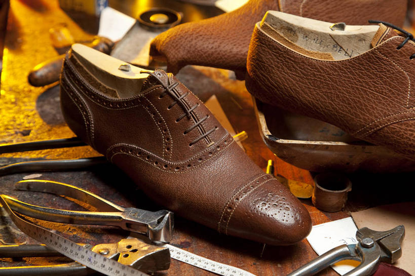 无人,横图,俯视,室内,特写,白天,鞋,静物,鞋子,一双,连接,阴影,组合,朦胧,模糊,弯曲,反射,工具,钳子,影子,皮革,加工,老虎钳,链接,固定,五金,紧固,拼接,剪断,拼凑,扭转,拼合,凑集,聚合,撮合,链结,牢固,夹持,鞋拔,鞋拔子,鞋溜子,彩图,高角度拍摄,皮鞋