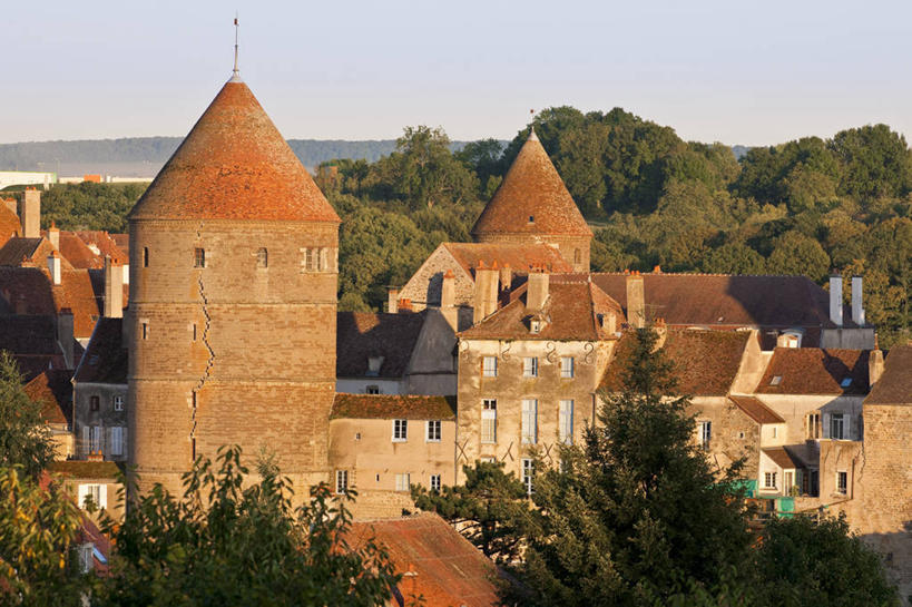 无人,横图,室外,白天,正面,旅游,度假,山,山脉,树林,植物,标志建筑,地标,建筑,法国,欧洲,阴影,光线,影子,堡垒,城堡,山峰,塔,山峦,娱乐,建设,树,树木,蓝色,绿色,蓝天,天空,阳光,自然,群山,天,享受,休闲,旅游胜地,放松,生长,晴朗,成长,勃艮第,西欧,要塞,法兰西,万里无云,法兰西共和国,法兰西第五共和国,设防,勃艮第大区,科多尔省,晴空,晴空万里,彩图,蒙巴尔区,奥克苏瓦地区瑟米