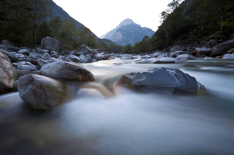 无人,横图,室外,白天,正面,旅游,度假,河流,石头,美景,森林,山,山脉,树林,水,植物,瑞士,欧洲,石子,河水,景观,山峰,水流,山峦,娱乐,树,树木,绿色,天空,小溪,自然,群山,天,溪水,享受,休闲,景色,放松,生长,成长,自然风光,中欧,瑞士联邦,提契诺州,洛迦诺,石块,岩石,彩图,韦尔扎斯大坝