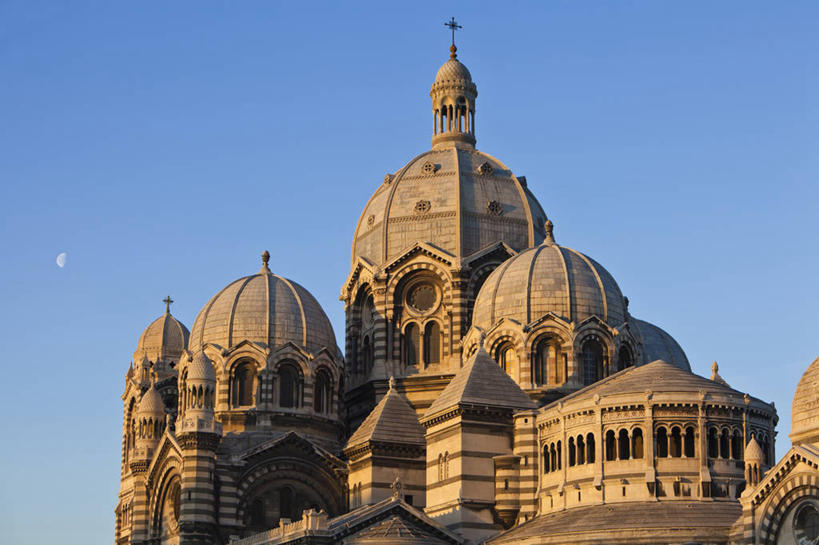 无人,教堂,横图,室外,白天,仰视,旅游,度假,名胜古迹,标志建筑,地标,建筑,法国,欧洲,阴影,节日,遗迹,光线,影子,屋顶,顶棚,古迹,文化,文物,娱乐,建设,古建筑,蓝色,蓝天,天空,阳光,天,祈祷,享受,休闲,健康,旅游胜地,放松,许愿,宗教,信仰,晴朗,纪念,祈求,西欧,法兰西,信念,古文明,万里无云,法兰西共和国,法兰西第五共和国,普罗旺斯.阿尔卑斯.蓝色海岸,普罗旺斯.阿尔卑斯.蓝色海岸大区,罗讷河口省,罗讷河口,平安,晴空,晴空万里,彩图,低角度拍摄,大教堂,礼拜堂,莱斯佩尼斯米拉波,伊夫堡,伊夫岛