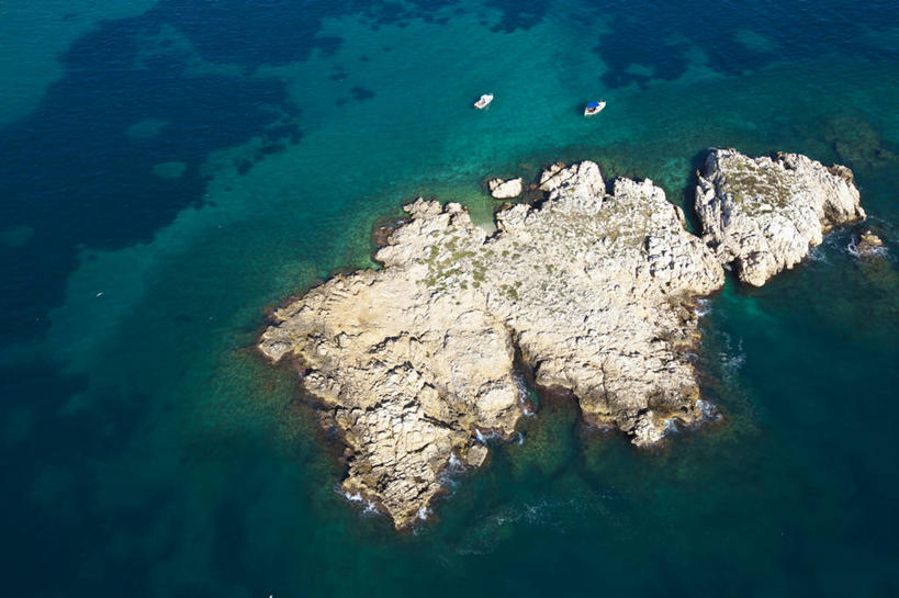 无人,横图,俯视,航拍,室外,白天,旅游,度假,岛屿,海浪,海洋,石头,美景,轮船,船,法国,欧洲,停靠,阴影,光线,石子,影子,岛,景观,浪花,娱乐,阳光,自然,海水,交通工具,享受,休闲,景色,放松,西欧,鸟瞰,停泊,法兰西,自然风光,载具,海景,法兰西共和国,法兰西第五共和国,普罗旺斯.阿尔卑斯.蓝色海岸,普罗旺斯.阿尔卑斯.蓝色海岸大区,罗讷河口省,罗讷河口,大海,风浪,海,海水的波动,近岸浪,列岛,群岛,石块,岩石,涌浪,诸岛,彩图,高角度拍摄,莱斯佩尼斯米拉波