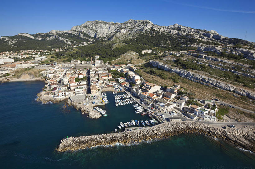 无人,家,码头,横图,俯视,航拍,室外,白天,旅游,度假,海浪,海洋,美景,沙滩,山,山脉,植物,港口,轮船,船,法国,欧洲,停靠,阴影,光线,沙子,影子,房屋,屋子,海岸,景观,浪花,山峰,沙地,山峦,娱乐,楼房,住宅,树,树木,蓝色,绿色,蓝天,天空,阳光,自然,海水,交通工具,群山,天,享受,休闲,景色,放松,生长,晴朗,成长,西欧,鸟瞰,停泊,法兰西,自然风光,载具,海景,游艇码头,万里无云,法兰西共和国,法兰西第五共和国,普罗旺斯.阿尔卑斯.蓝色海岸,普罗旺斯.阿尔卑斯.蓝色海岸大区,罗讷河口省,罗讷河口,大海,风浪,海,海水的波动,海滩,近岸浪,涌浪,晴空,晴空万里,彩图,高角度拍摄,房子,摆渡口,埠头,渡口,渡头,港湾,海港,口岸,莱斯佩尼斯米拉波